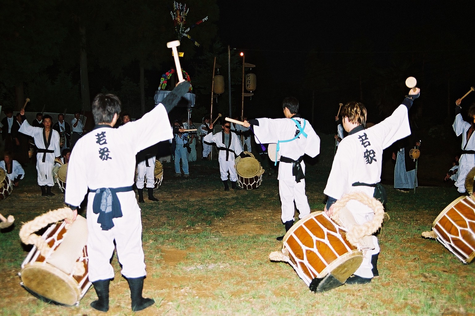 祭りの夜に大念仏を行う人々